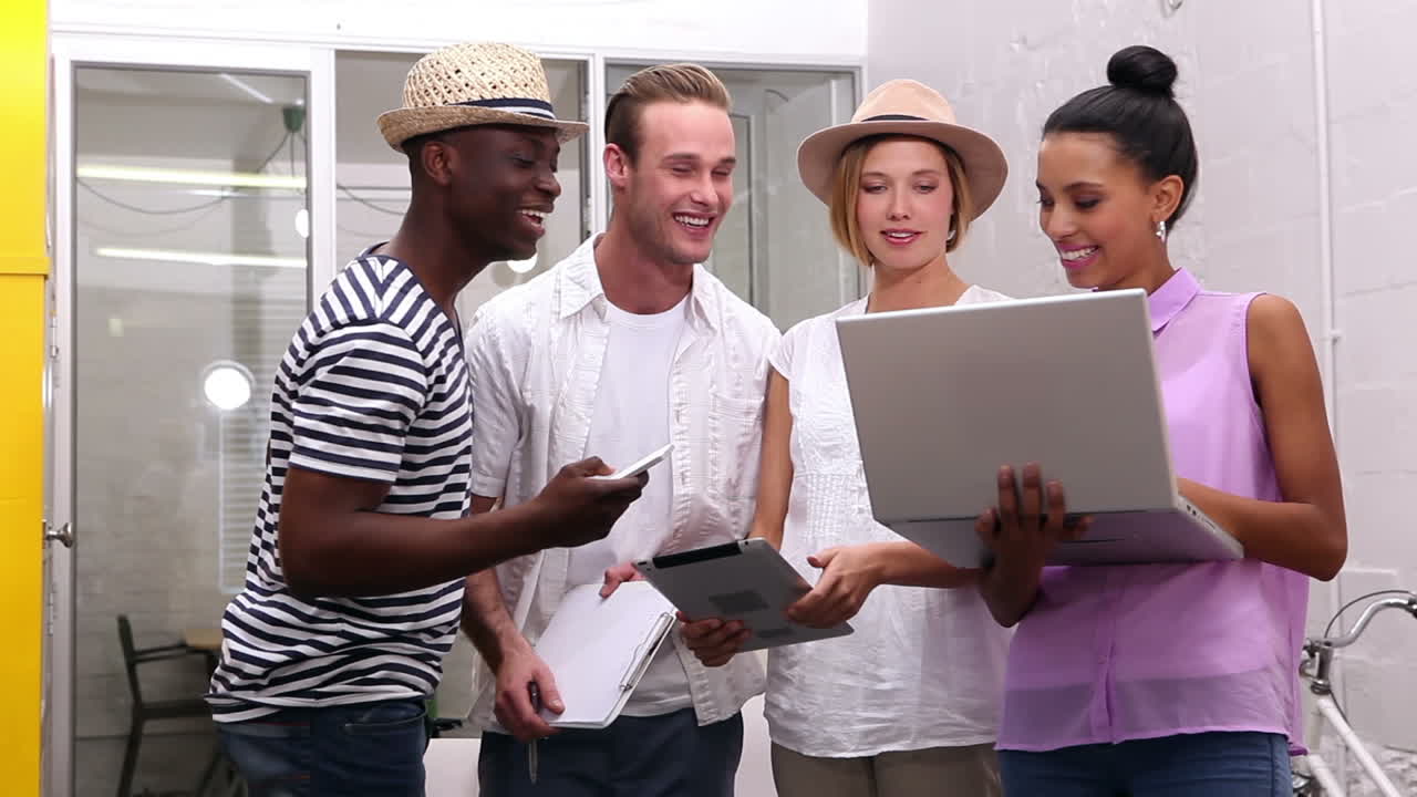 창의적인 비즈니스 팀이 노트북을 사용하고 이야기합니다.