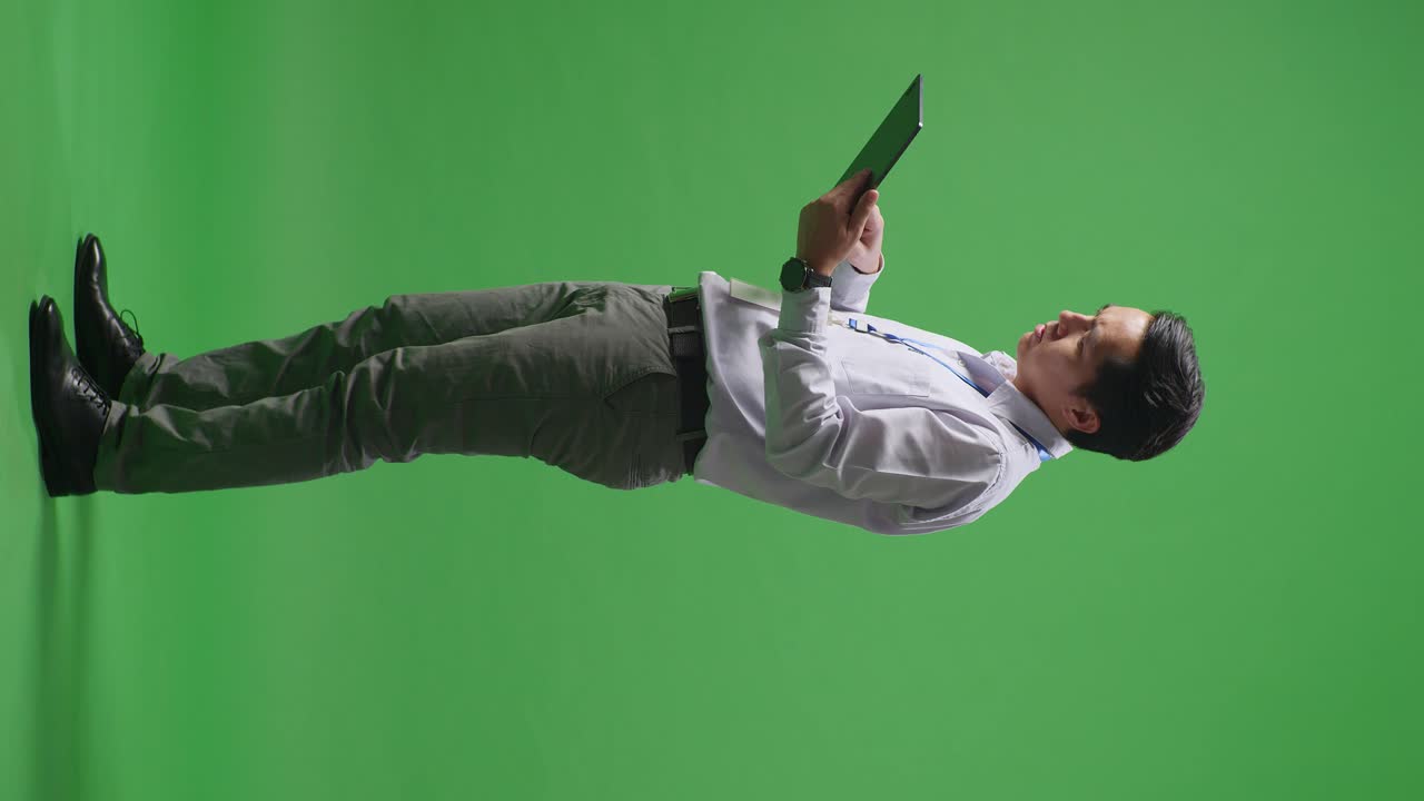 태블릿을 보는 스트레스를 받은 사업가