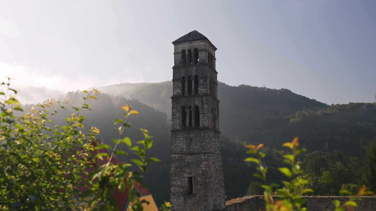 Inquadratura cinematografica della città di Jajce in Bosnia e la sua vista dal castello