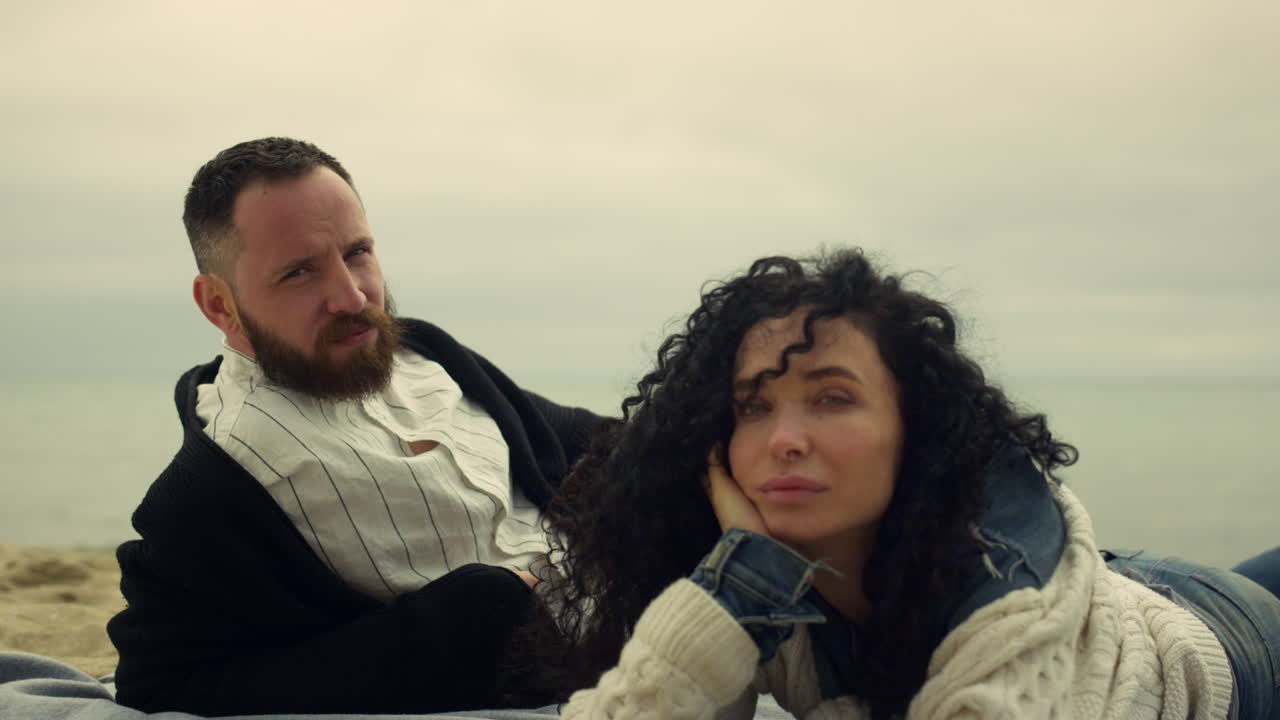 pareja latina mirando la cámara en la playa del mar. novio novia relajarse al aire libre.