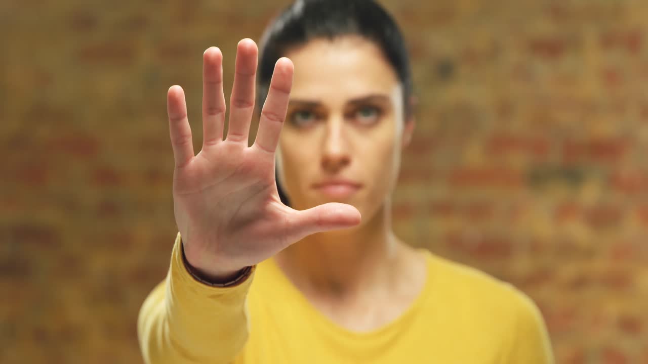 mujer usando una pantalla táctil interactiva