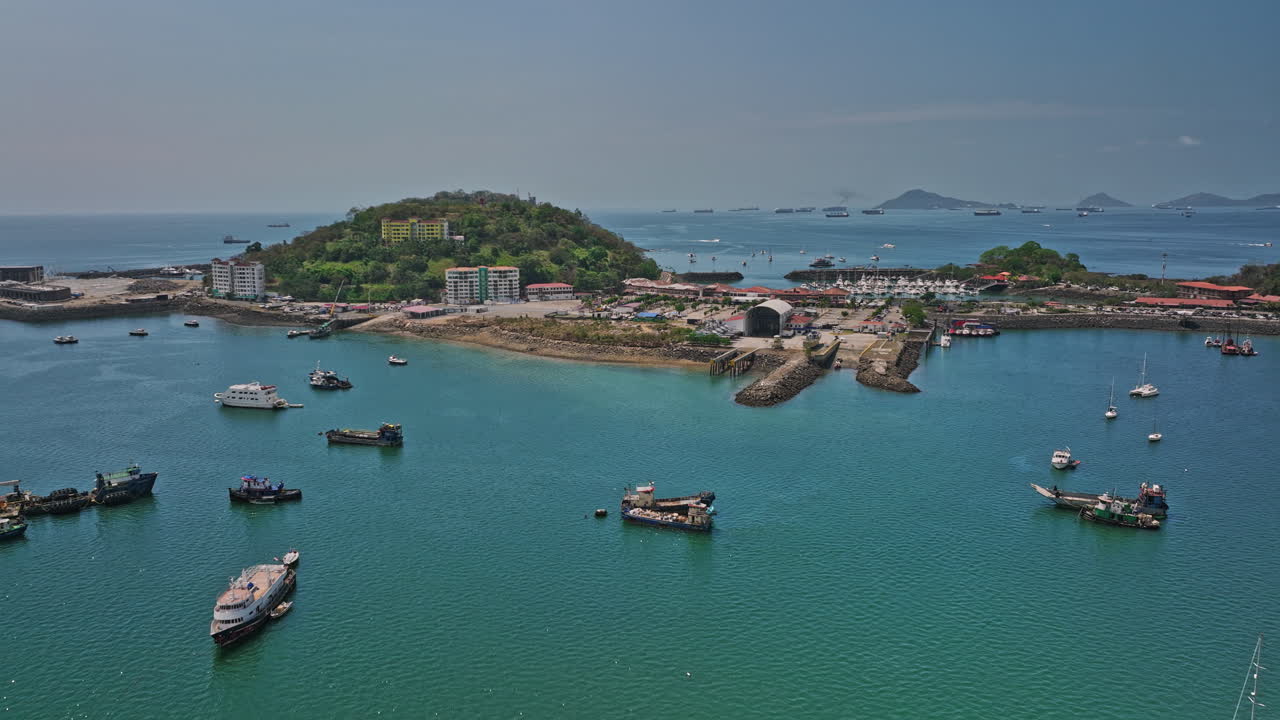 파나마 시티 공중 v94는 바다에 정박한 요트로 아마도르 페리코와 나오스 섬 주변을 날아다니며 백그라운드에서 수로를 항해하는 화물 유조선과 함께 마빅 3 시네로 촬영 - 2022년 4월