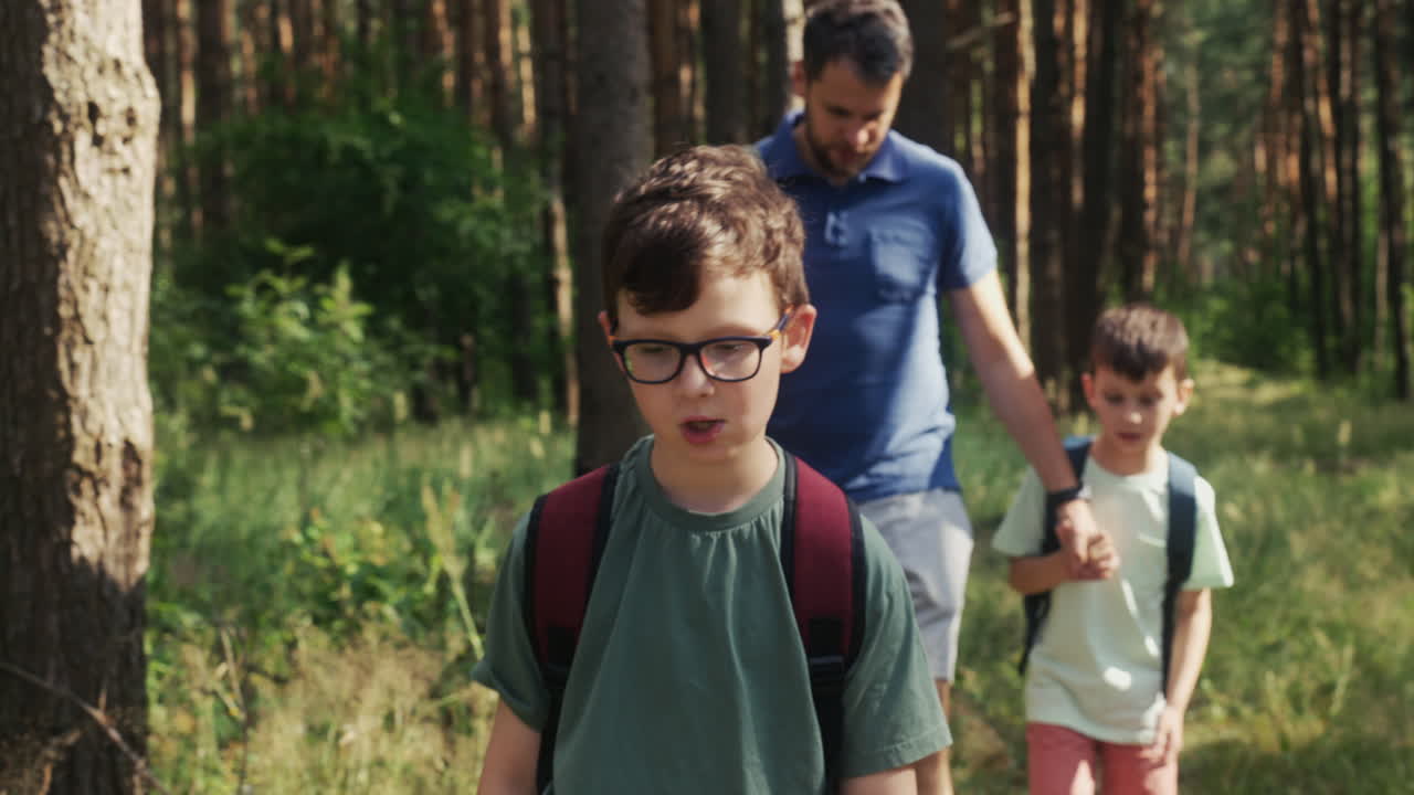 padre che segue i suoi figli