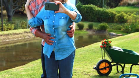 Pareja-Mayor-Tomando-Una-Selfie