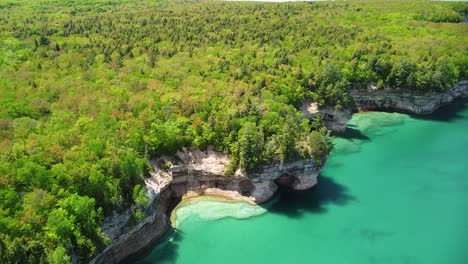 Descenso-Aéreo-De-Acantilados-A-Orillas-Del-Lago---Rocas-En-La-Foto-A-Orillas-Del-Lago-Nacional,-Michigan