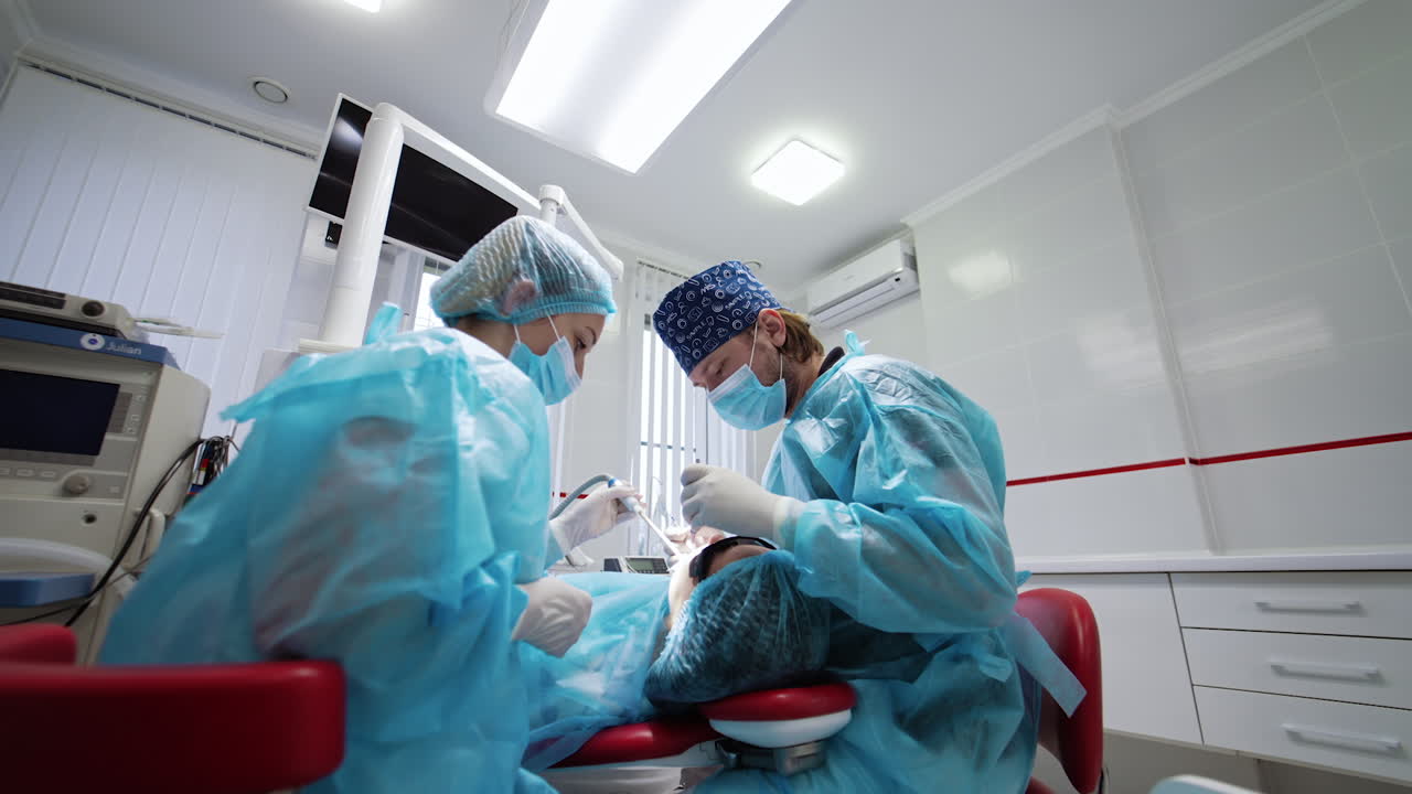 dentista que realiza un procedimiento dental