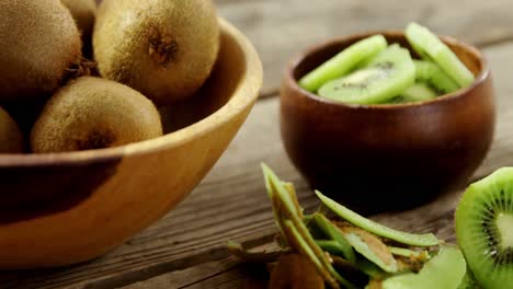 Sliced-and-peel-kiwi-on-wooden-table