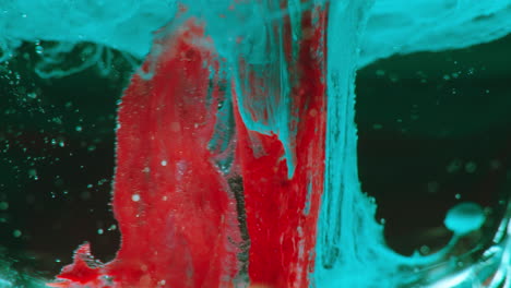 colores abstractos que se mezclan en líquido