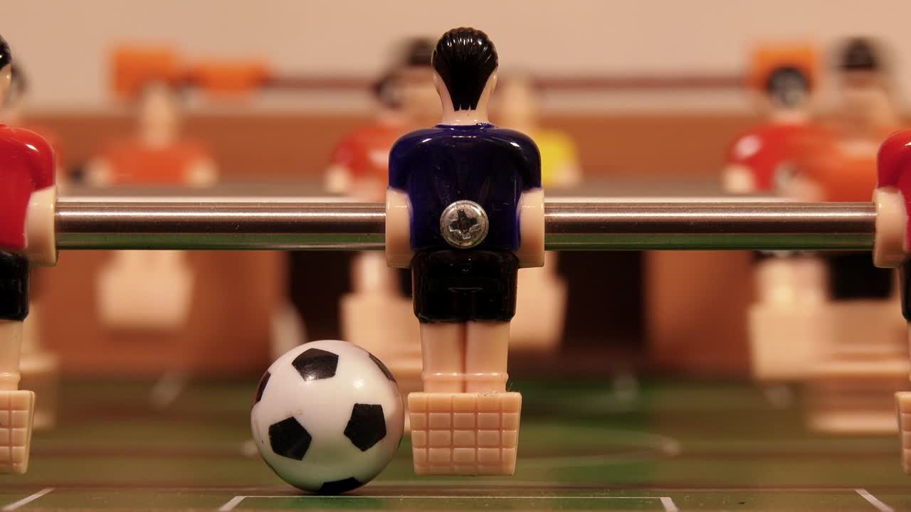 jugando al fútbol en la mesa de juego