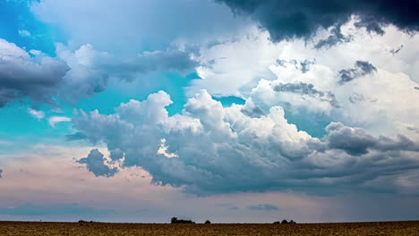 disparo de lapso de tiempo de nubes de lluvia blancas y oscuras que se mueven a lo largo de la campiña rural en un día nublado