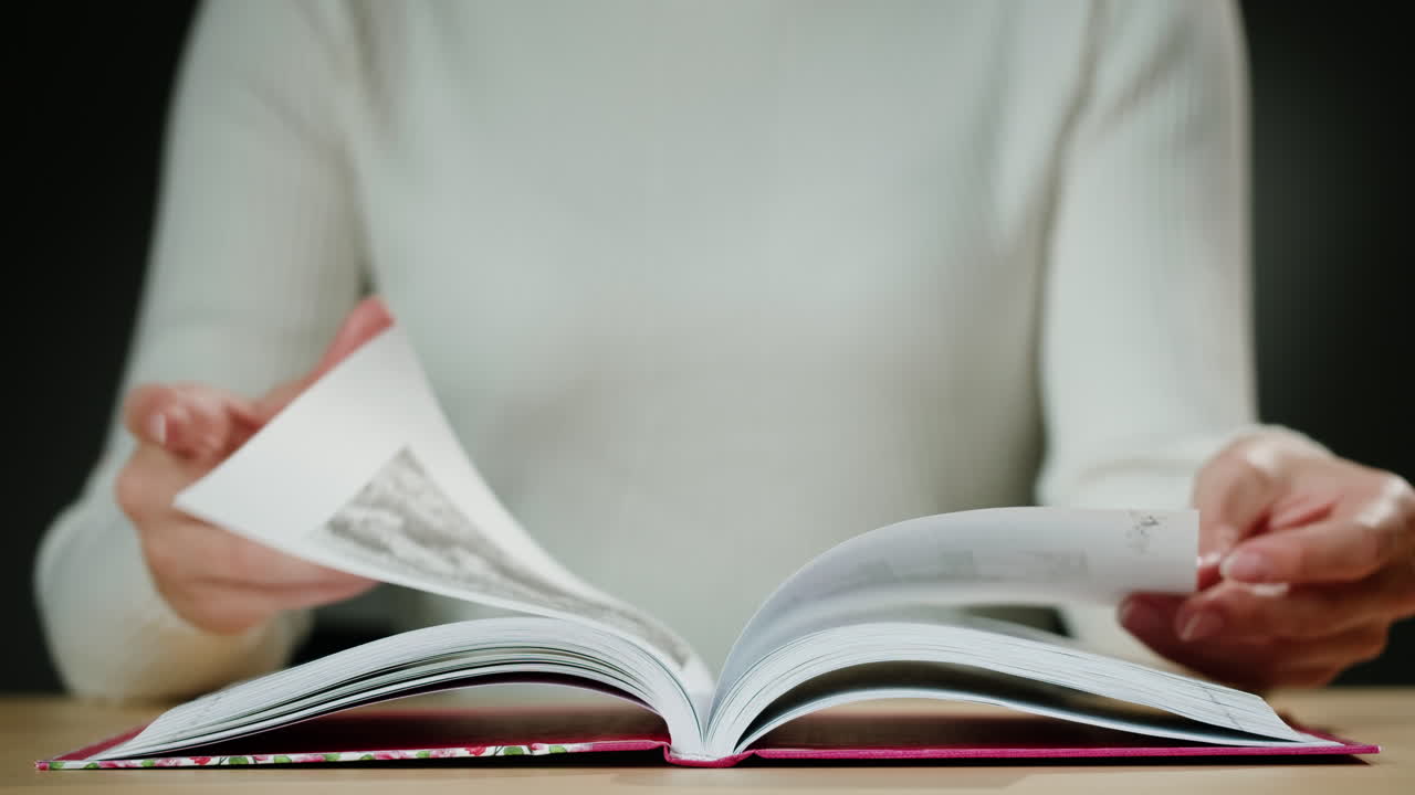 mujer leyendo un libro abierto