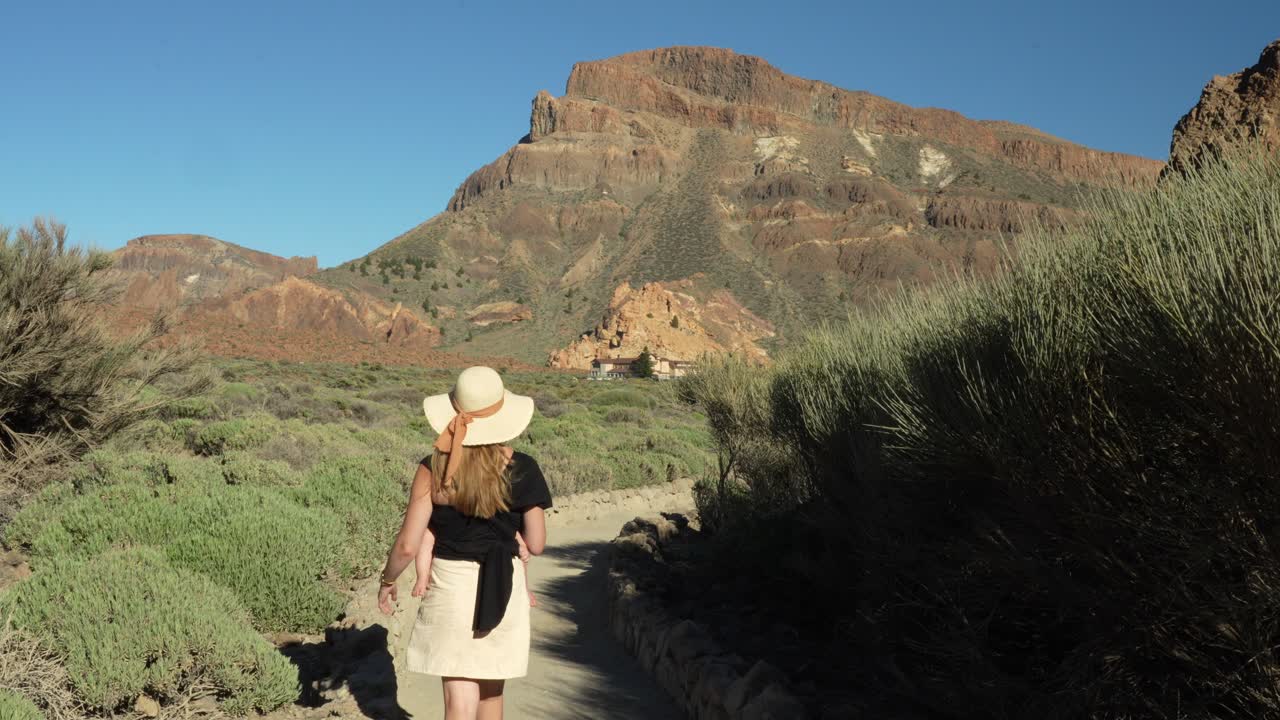 estilo de vida de tenerife, mujer turista camina por el hermoso sendero del parque nacional del teide