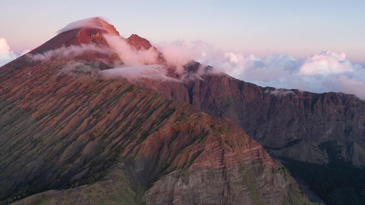 Cima del Monte Rinjani al bellissimo tramonto, il secondo vulcano più alto dell'Indonesia.