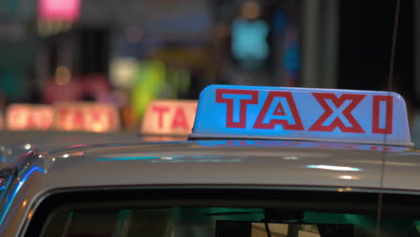 Nahaufnahme-Des-Taxischilds-Auf-Wartenden-Taxis-In-Hongkong,-China