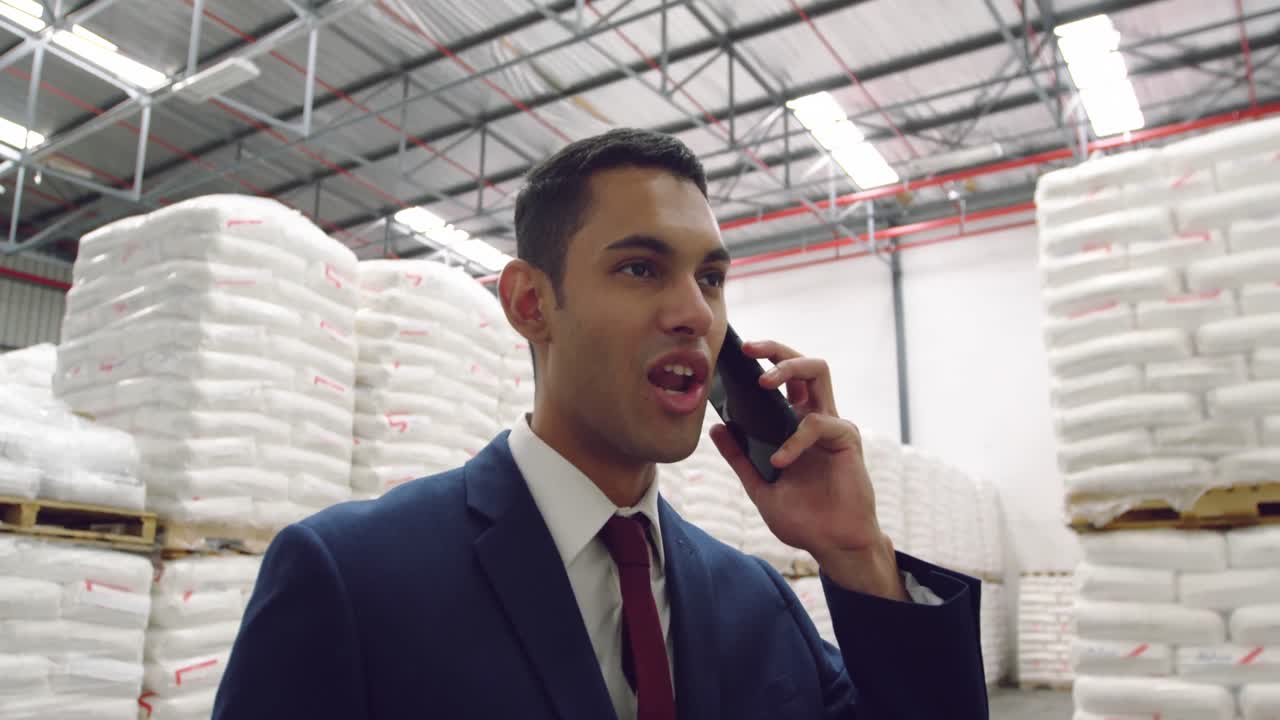 joven trabajadora masculina en un almacén