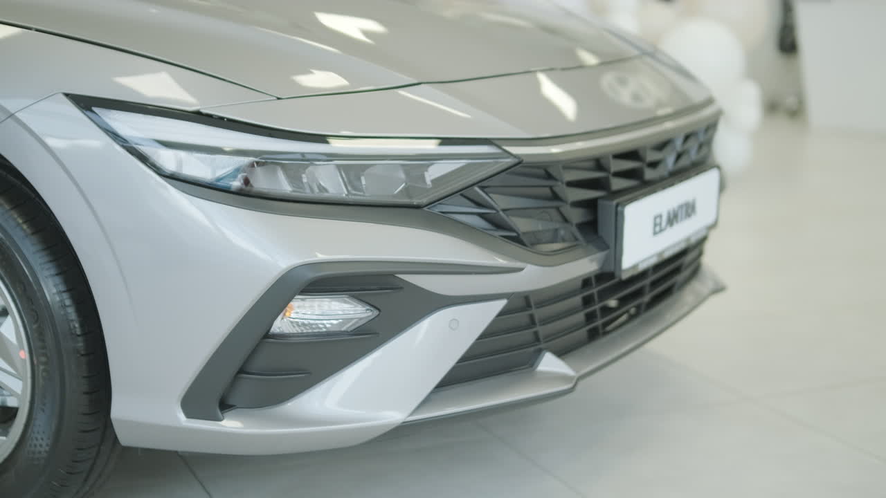 Primo piano del frontale di una moderna Hyundai Elantra color argento