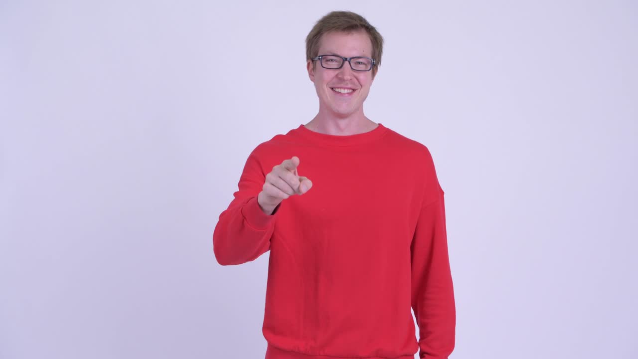 fotografía de estudio de un joven guapo