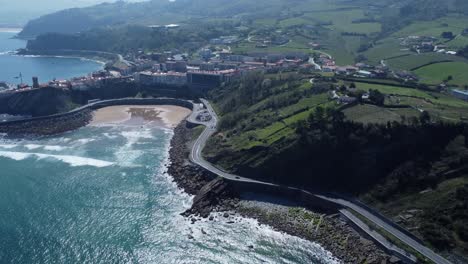 vista aérea: pequeña playa de arena gaztetape en el pueblo vasco de getaria