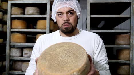 fabricante de queso comprobando el condimento del queso producción de queso