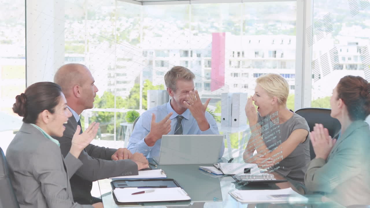 사무실에서 회의를 가진 다양한 사업가들에 대한 금융 데이터 처리의 애니메이션