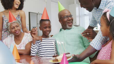video di una felice famiglia afroamericana a una festa di compleanno