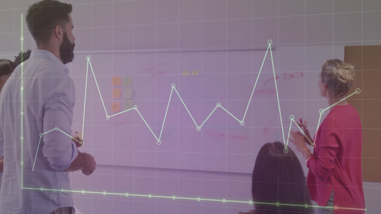 animación del procesamiento de datos financieros sobre diversos colegas que se reúnen en la oficina