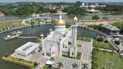 vista aérea de drones de la mezquita del sultán omar ali saifuddin en bandar seri begawan - brunei