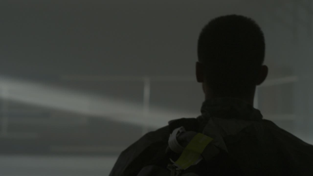 어두운 내부의 사람