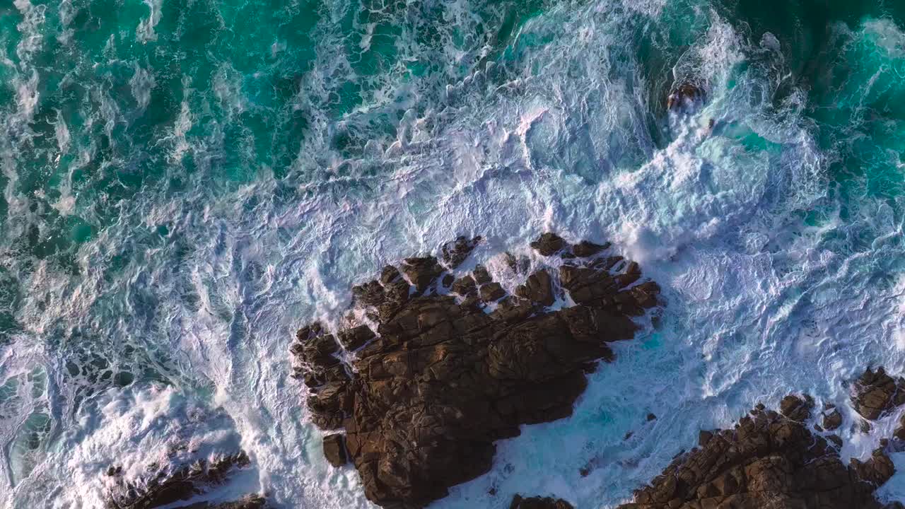Vista dall'alto della schiuma marina che si infrange sulle rocce nella Costa da Morte (Costa della Morte) in Galizia, Spagna. Scatto aereo