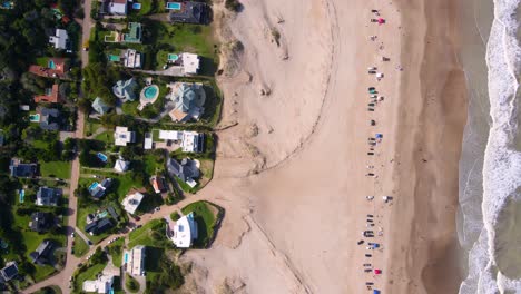 Toma-De-Drone-Desde-Arriba-De-Una-Playa-En-Cariló,-Argentina.