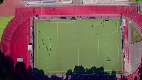 vista aérea de la ciudad con un pequeño estadio de fútbol