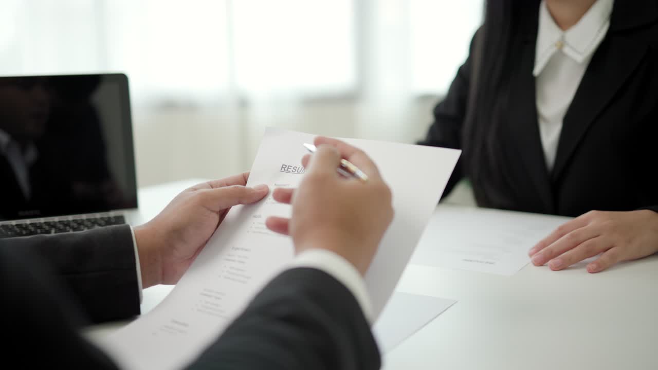 Primo piano: si stringono le mani per salutare un membro del personale delle risorse umane prima di un colloquio di lavoro per candidarsi a un impiego. Donna candidata felice o broker assicurativo che presenta un accordo commerciale. Donna d'affari che invia il curriculum.