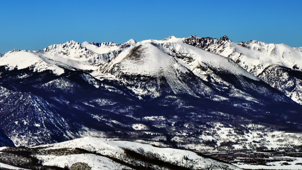 frisco silverthorne breckenridge tenmile peak colorado dron aéreo búfalo rojo montañas rocosas paisaje invierno soleado mañana clara cielo azul nieve fresca círculo movimiento a la derecha