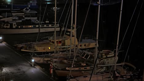 Embarcaciones-De-Recreo-Y-Yates-Están-Amarrados-En-Los-Muelles-Y-Se-Balancean-Durante-La-Noche-Con-El-Fuerte-Viento.