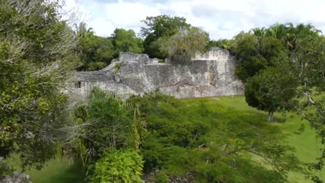 la acrópolis vista desde la cima del templo del rey en el sitio maya de kohunlich - quintana roo, méxico