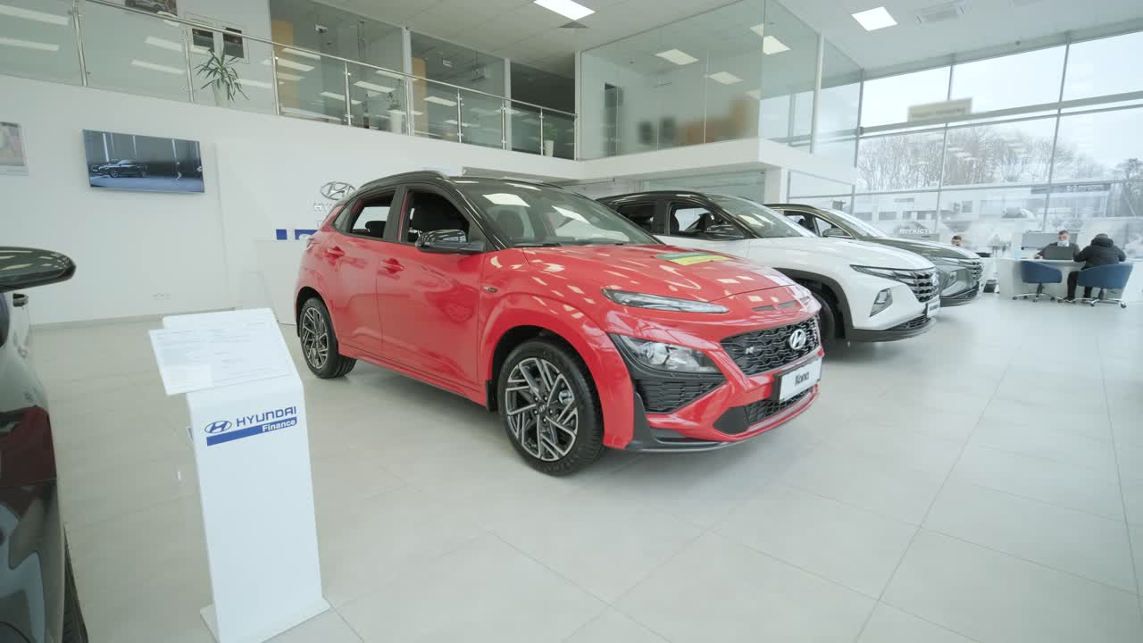 concesionario de automóviles hyundai. una visión general de los nuevos automóviles de prestigio en la sala de exposiciones. sars para la venta en concesionarios oficiales de hyundai
