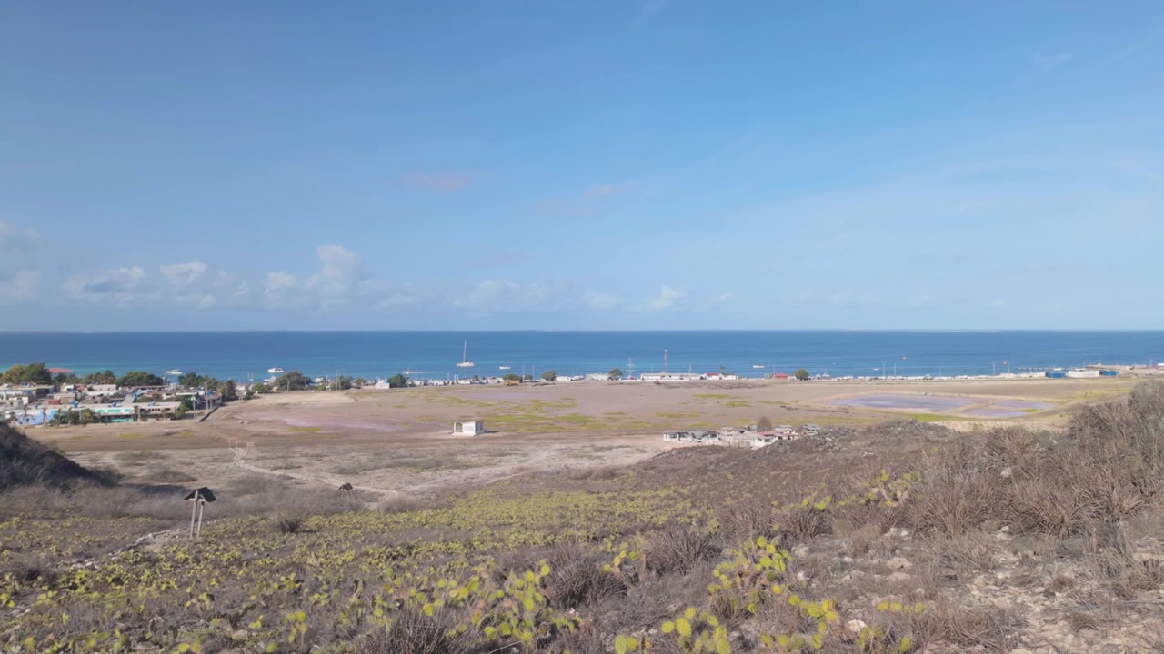 Vista panorámica de montaña con vistas a la isla Gran Roque y la costa caribeña.