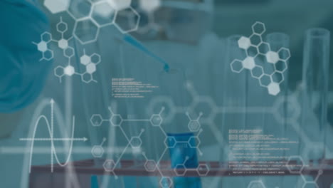animación de procesamiento de datos y fórmula química sobre una científica caucásica