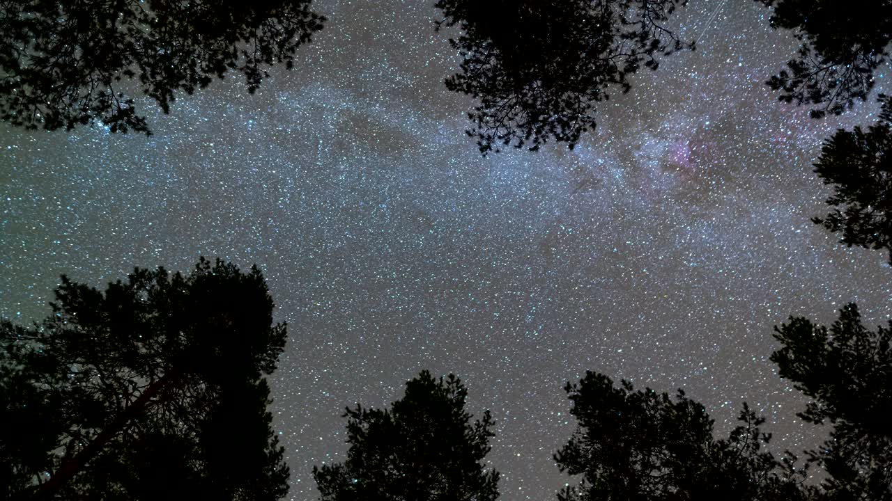 밤하늘에서 움직이는 별과 은하계의 타임 스 (time lapse of moving stars and milky way galaxy in night sky)