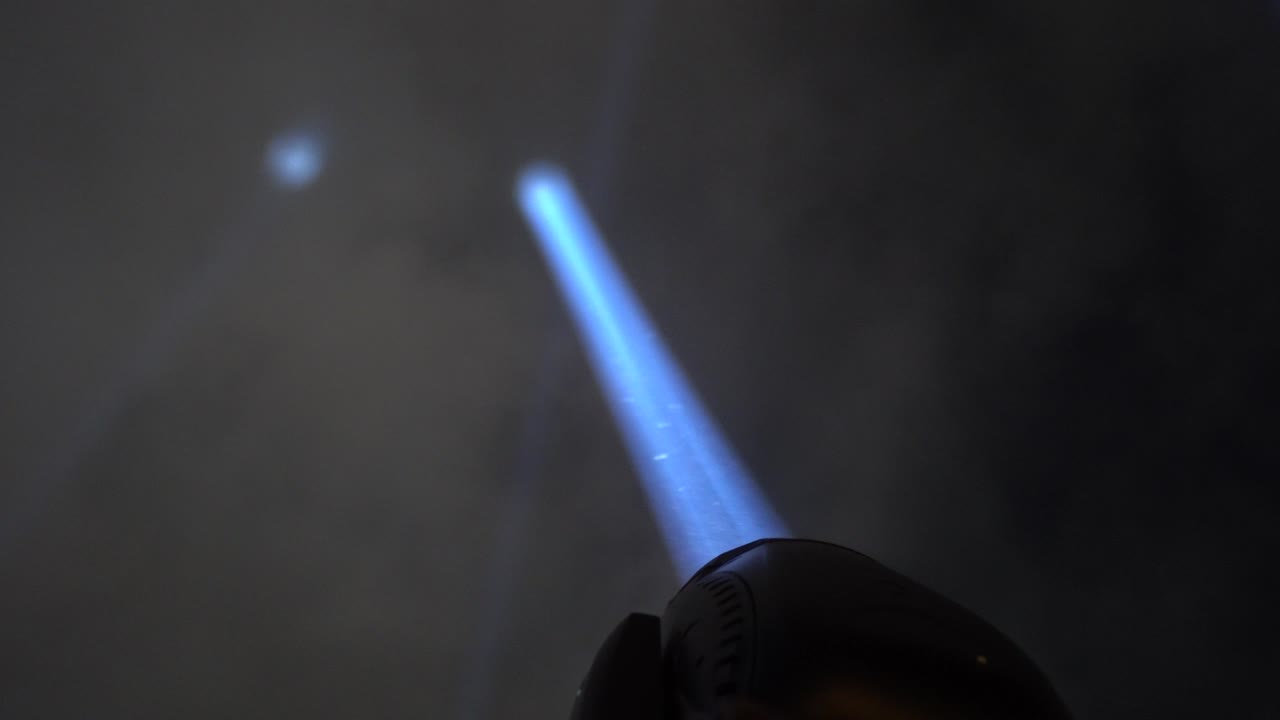 las luces iluminan el cielo y el lugar está en el lugar de la actuación.