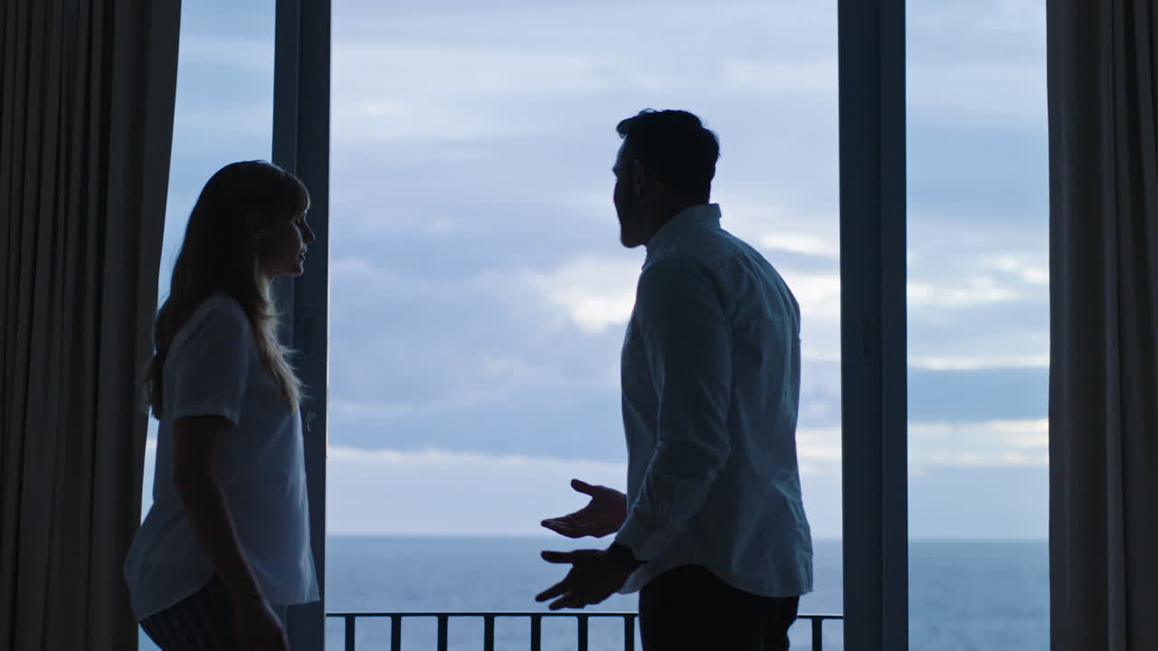 분노한 커플이 호텔 방에서 싸우고 있다. 결혼 후의 관계 문제, 감정적 인 아내, 남편과의 대결, 속임수 문제.