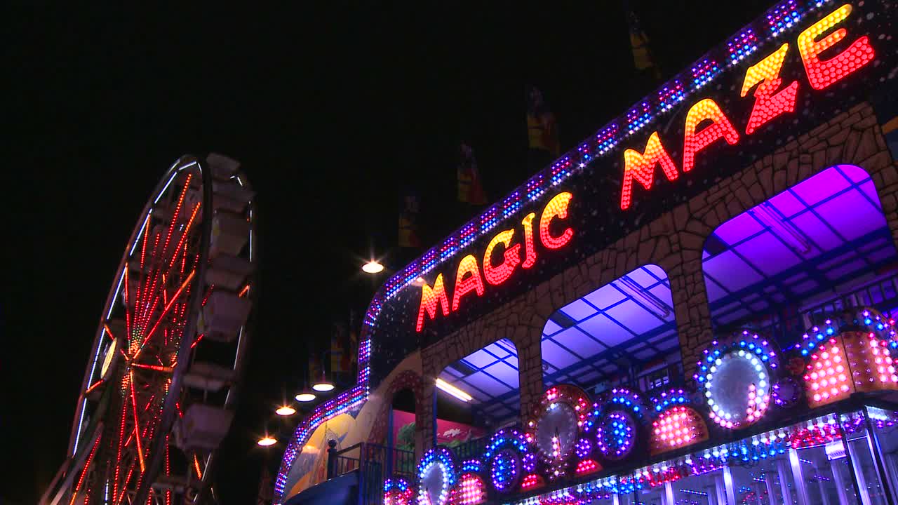 밤에 카니발을 배경으로 관람차가 있는 미로