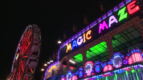 Labyrinth-Mit-Einem-Riesenrad-Im-Hintergrund-Bei-Einem-Karneval-In-Der-Nacht