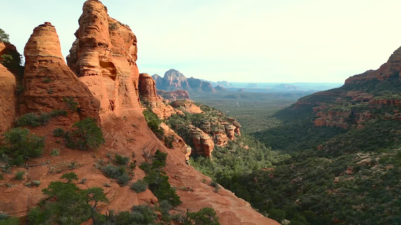 Droneoptagelse i fugleperspektiv afslører Sedona-dalen med Capitol Butte i det fjerne.