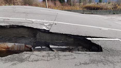 el hormigón se cortó y se levantó del agua que fluía por debajo.