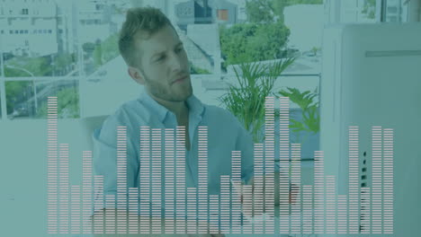 trabajando en una oficina moderna, hombre con animación de ecualizador de audio en el fondo