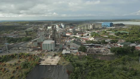 elevaciones aéreas sobre el bastidor principal y la planta de procesamiento en la mina cullinan