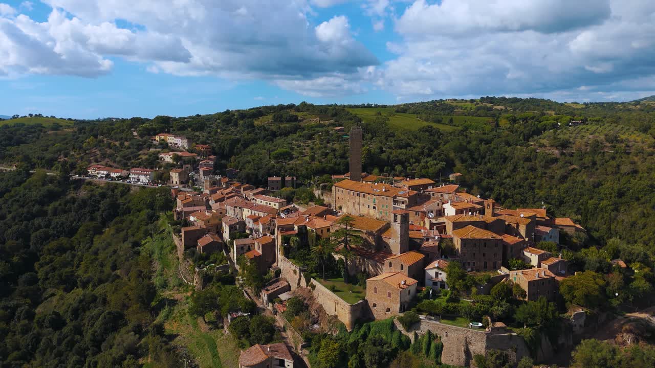 pueblo pintoresco de pereta en la toscana, italia. ciudad antigua medieval romana del mediterráneo. dron aéreo pintoresco