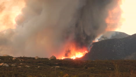 Vista-Estática-De-Llamas-Y-Humo-Espeso-En-Fairview-Wildfire,-California