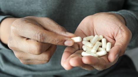 persona que tiene pastillas